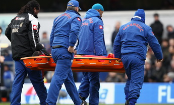 Рамиреса уносят с поля, Getty Images