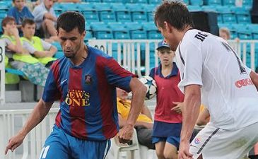 Старгородский - слева, фото fcarsenal.com.ua