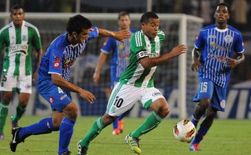 С мячом Макнелли Торрес, фото Ole