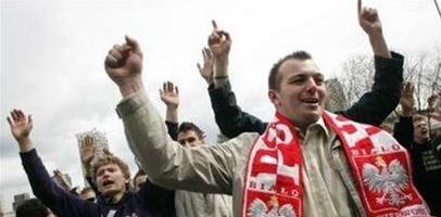 В Польше известия ждали на улицах, фото Reuters