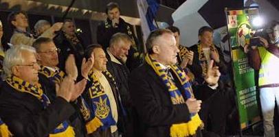 Наша делегация принимает поздравления в аэропорту, фото komanda.com.ua