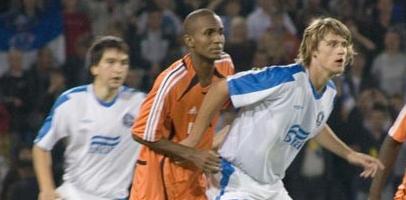 В матче команд лидирующей группы всегда хватает борьбы, фото fcdnipro.dp.ua