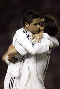 Сисиньо и ван Нистелрой празднуют победу над 