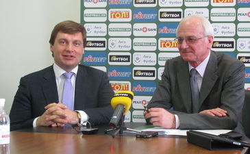 И спонсор доволен, и президент доволен. А за спинами Андрея Матюхи и Милетия Бальчоса вы и лого любимого сайта сможете увидеть :)