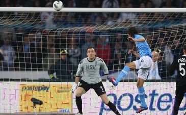 Кавани забивает в ворота Сиены, Getty Images