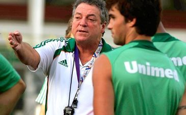 Тренер Флуминенсе Абель Брага дает установку своим игрокам, фото Globoesporte