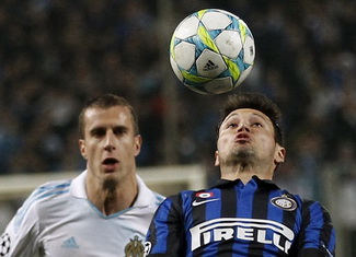 Мауро Сарате в матче против Марселя, Reuters