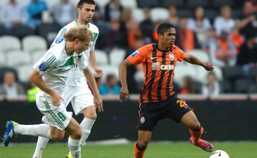 Дуглас Коста против Романа Безуса. Фото Валерия Дудуша, Football.ua