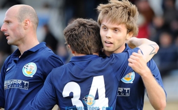 Севастополец Караваев в дружеском окружении, фото fcsevastopol.com