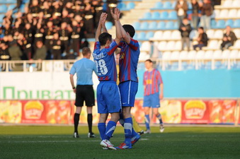 Полевой с партнером празднует победу над Металлистом, фото Ильи Хохлова, Football.ua