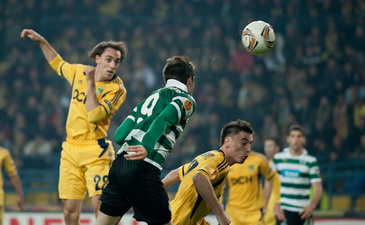 Игроки Металлиста в попытках сдержать ван Вольфсвинкеля, фото Д.Неймырок, Football.ua