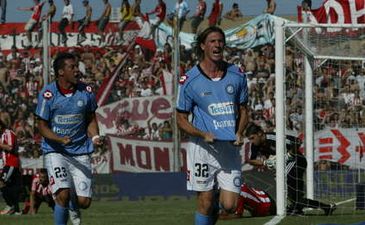 Эстебан Гонсалес и Клаудио Перес празднуют победу Бельграно, фото Ole