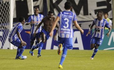 Хосе Киньонес забивает исторический мяч и срывает футболку, Reuters