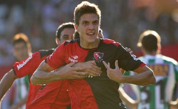 Ньюэллз догоняет Боку, фото Ole