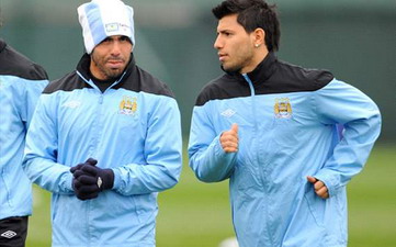 Тевес и Агуэро на тренировке МС, Getty images