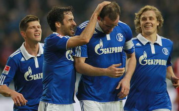 Рауль в окружениb партнеров по команде, Getty images