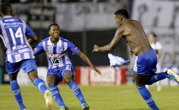 Хосе Киньонес (справа) празднует взятие ворот, Getty Images