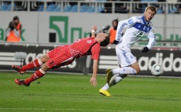 Попытка Симинина удержать Ярмоленко, фото Ильи Хохлова Football.ua