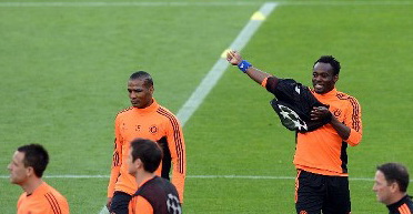 Малуда в окружении партнеров по Челси, Getty Images