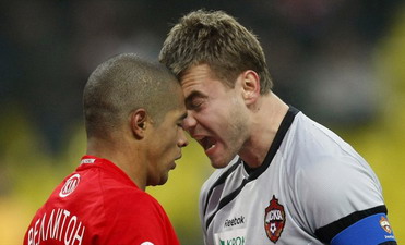 Лоб в лоб: Веллитон vs Акинфеев, lenta.ru