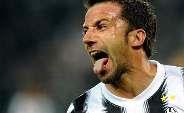 Сандро показывает язык Милану, Getty Images