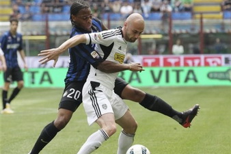 Жоэль Оби (слева) сравнял счет, AP