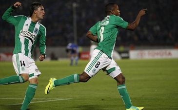 Один из лучших игроков турнира Дорлан Пабон и Себастьян Перес, Атлетико Насьональ, Reuters