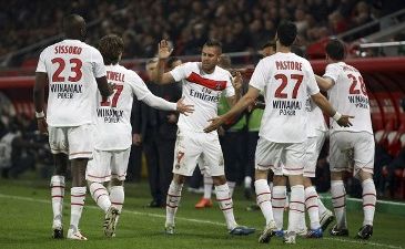 Радость парижан после очередного взятия ворот, Reuters