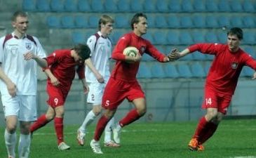 Сергея (№5) поздравляют с дебютным голом