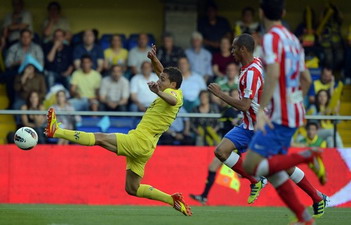 Марко Рубен пытается дотянуться до мяча, getty images