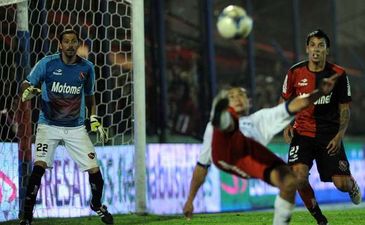 Карлос Луна забивает через себя, фото Ole