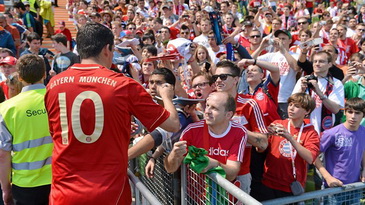 Рой Макай уделяет внимание болельщикам ©Sportsfile