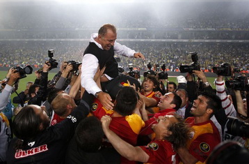 Фатих Терим на руках у победителей, Reuters