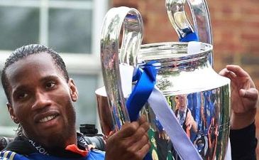 Дрогба с Кубком чемпионов, Reuters