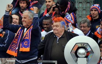 Тренер Жирар (слева) и президент Николлен праздную чемпионство, Getty Images