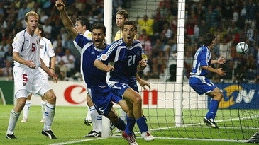 Траянос Деллас (№5) празднует гол в ворота чехов, Getty Images