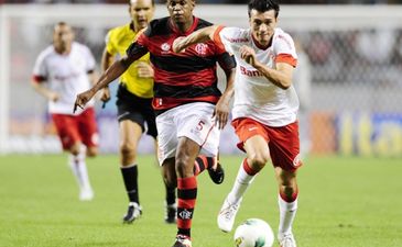 Герой матча Хесус Датоло идет в наступление, internacional.com.br