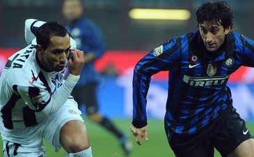 Бенатиа в борьбе с Милито, Getty Images