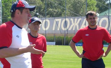 Олег Лужный руководит тренировкой Таврии, фото sctavriya.com