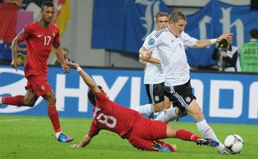 Моутиньо подкатывается под Швайни, фото И. Хохлова, Football.ua