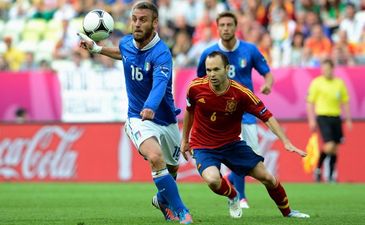 Иньеста прессингует Де Росси, Getty Images