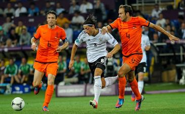 Езил против ван Боммеля и Матейсена, фото Д. Неймырка, Football.ua