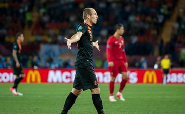 Роббен разводит руками, фото Д. Неймырка, Football.ua