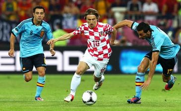 Модрич проскакивает мимо Хави и Бускетса, Getty Images