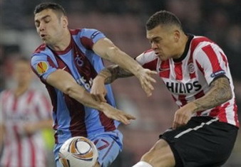 Йылмаз (слева) против Боумы, AP