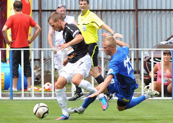 Сергей Люлька (№21) в борьбе, fcslovanliberec.cz