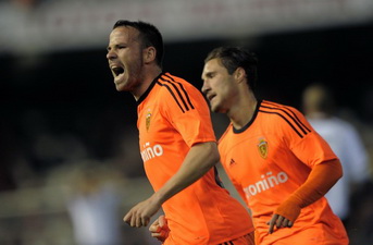 Апоньо (слева), Getty Images