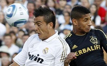 Хоселу (слева) в борьбе, Reuters