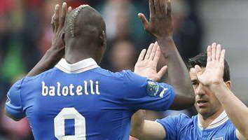Марио Балотелли и Антонио Ди Натале, football-italia.net