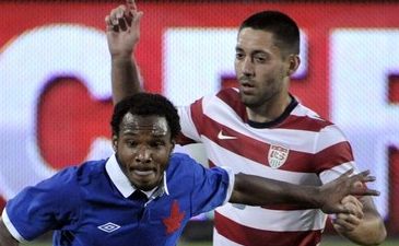 Де Гузман (слева) против Дэмпси, Reuters